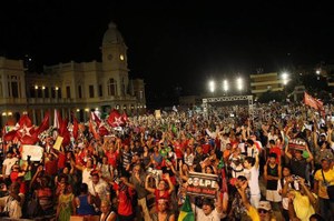 Canto a democracia mobiliza corações contra o golpe